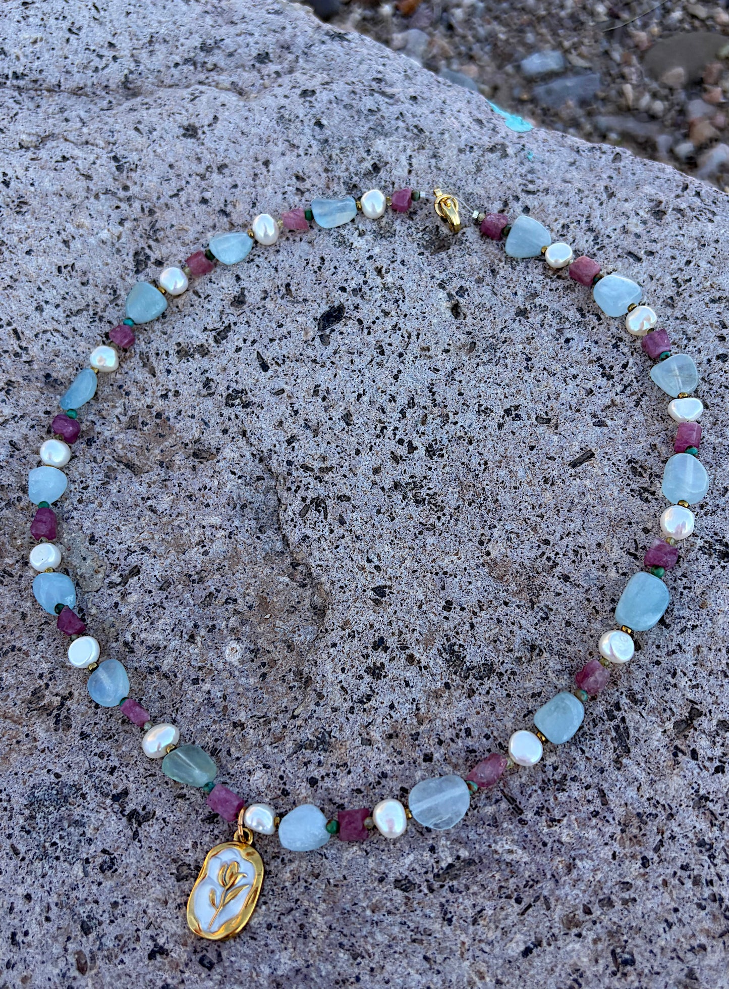 Precious stone pearly flower necklace
